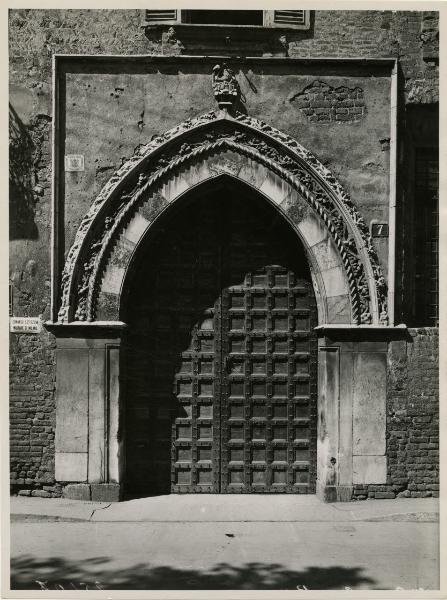 Milano - piazza Borromeo - Palazzo Borromeo - portale