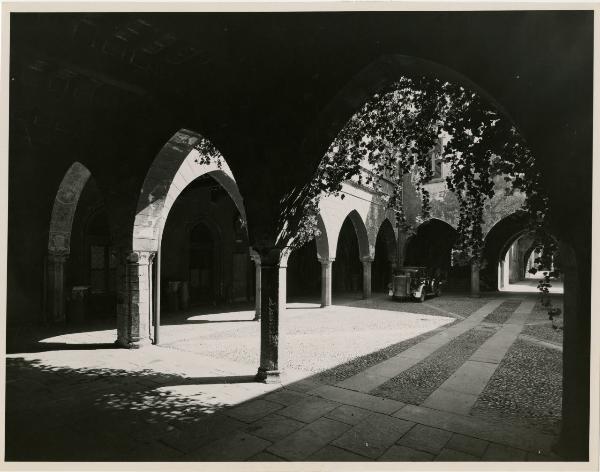 Milano - Palazzo Borromeo - cortile porticato - automobile