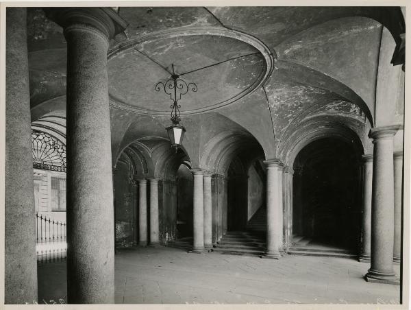 Milano - via S. Maurilio 21 - Palazzo Borromeo - interno - atrio