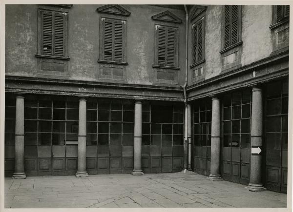 Milano - via della Chiusa 9/11 - Convento delle Canossiane - cortile