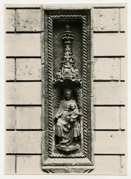 Milano - via Santo Spirito 10 - Palazzo Bagatti Valsecchi - Madonna del Ratt - dettaglio cortile interno