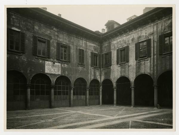 Milano - via Rovello 2 - Palazzo Carmagnola - cortile - meridiana