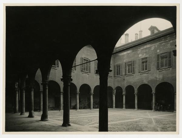 Milano - via Rovello 2 - Palazzo Carmagnola - cortile