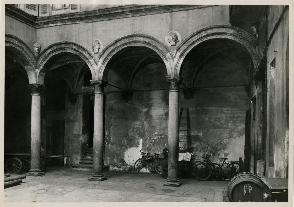 Milano - via Valpetrosa 5 - Casa dei Grifi - interno - cortile porticato