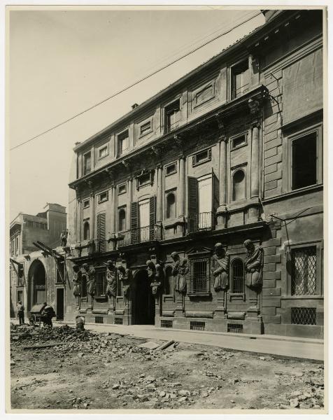 Milano - via degli Omenoni 3 - Casa degli Omenoni - facciata - lavori in corso