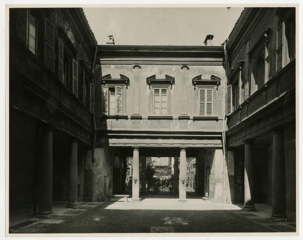 Milano - via degli Omenoni 3 - Casa degli Omenoni - cortile