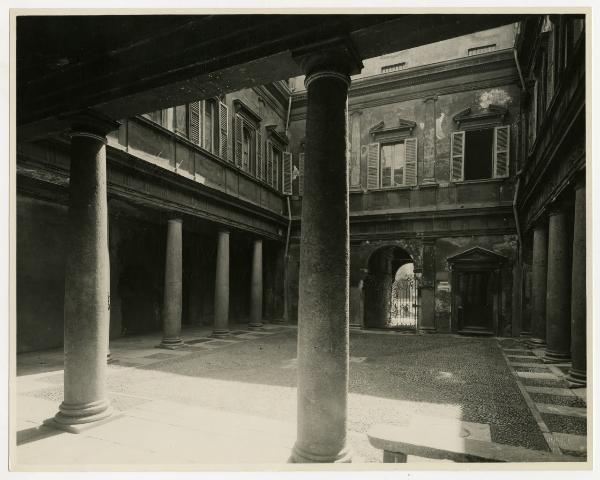 Milano - via degli Omenoni 3 - Casa degli Omenoni - cortile