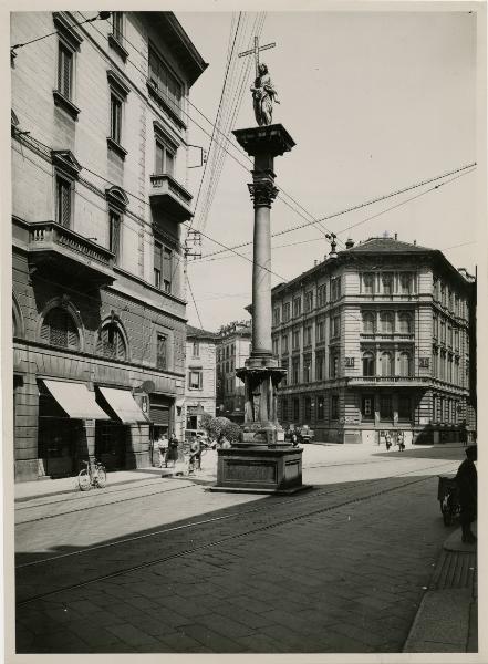 Milano - Corso Italia - piazza S.Eufemia - colonna di S.Eufemia - palazzo del Touring Club sullo sfondo // passanti, negozi