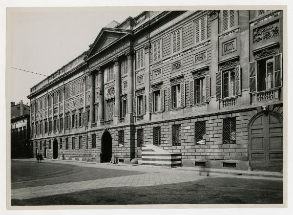 Milano - Piazza Belgioioso - Palazzo Belgioioso d'Este - facciata di scorcio // indicazioni e ingresso rifugio antiaereo, insegna "Banca Milanese di Credito", passanti