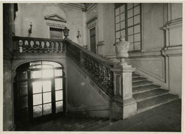 Milano - Palazzo Belgioioso d'Este - interno - scalone d'onore - porte trabeate con iscrizione "Albericus XII Princeps"