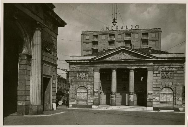 Milano - Porta Garibaldi (poi piazza XXV Aprile) - casello daziario - veduta parziale dell'Arco di Porta Garibaldi // insegna "Teatro Smeraldo" sullo sfondo