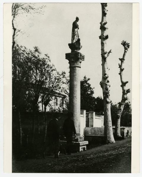 Milano - Crescenzago - Colonna con statua e passanti