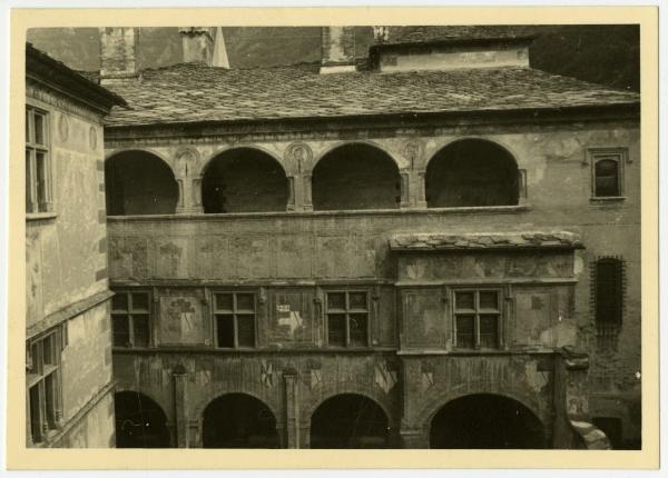 Issogne - Castello - Loggiato e Portico della facciata orientale