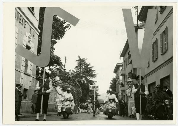 Sondrio - Ritratto di gruppo - Settembre Valtellinese o festa della vendemmia - Maschere allegoriche dei vigili ed esponenti del Vespa Club di Sondrio