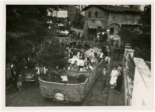 Sondrio - Settembre Valtellinese o festa della vendemmia - Carro allegorico "Funghi sì...ma di Morbegno"