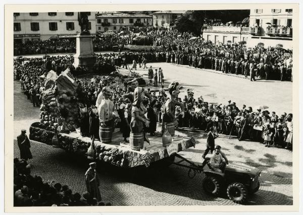 Sondrio - Piazza Garibaldi - Settembre Valtellinese o festa della vendemmia - Carro allegorico "La vendemmia"