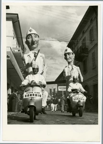 Sondrio - Settembre Valtellinese o festa della vendemmia - Esponenti del Vespa Club di Sondrio e maschere allegoriche dei vigili