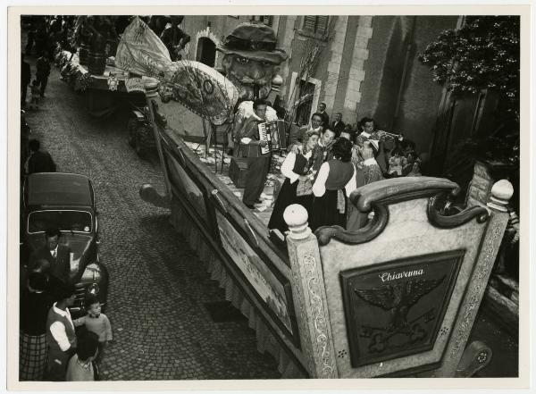 Sondrio - Settembre Valtellinese o festa della vendemmia - Carro allegorico "Birra: Chiavenna le fà da culla"