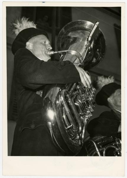 Ritratto maschile - Suonatore di basso tuba - Sondrio - Settembre Valtellinese o festa della vendemmia