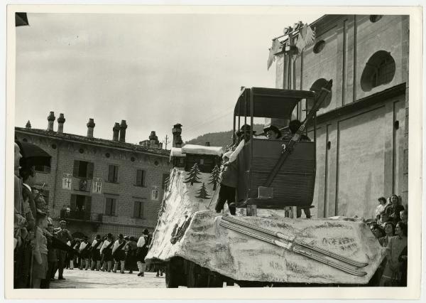 Sondrio - Piazza Campello - Settembre Valtellinese o festa della vendemmia - Carro allegorico "Funivia di Bormio"