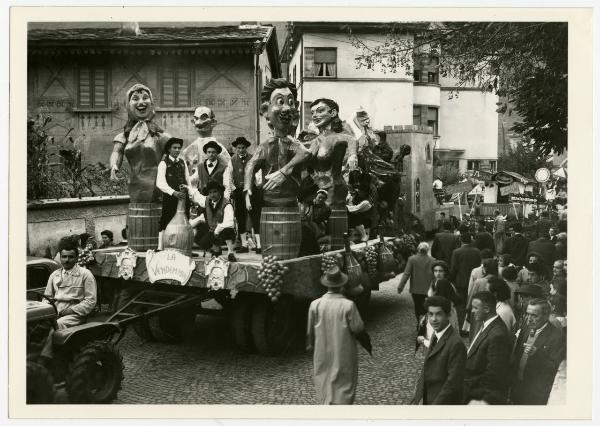 Sondrio - Settembre Valtellinese o festa della vendemmia - Carro allegorico "La vendemmia"