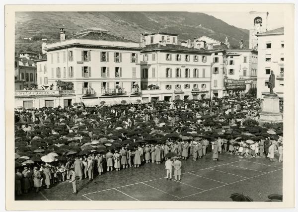 Sondrio - Piazza Garibaldi - Settembre Valtellinese o festa della vendemmia - Folla in attesa dei carri allegorici