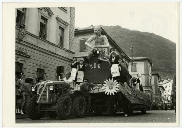 Sondrio - Settembre Valtellinese o festa della vendemmia - Carro allegorico "L'assalto alla cantina"