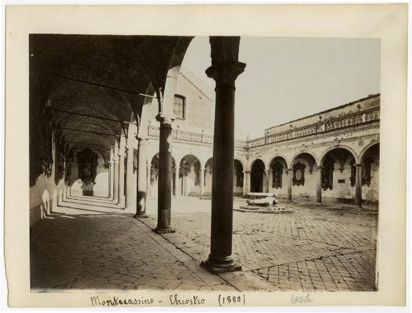 Cassino - Abbazia di Montecassino - Chiostro dei benefattori o Chiostro delle Statue