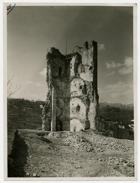 Tarcento - Castello di Coia - Angolo del torrione, rovine