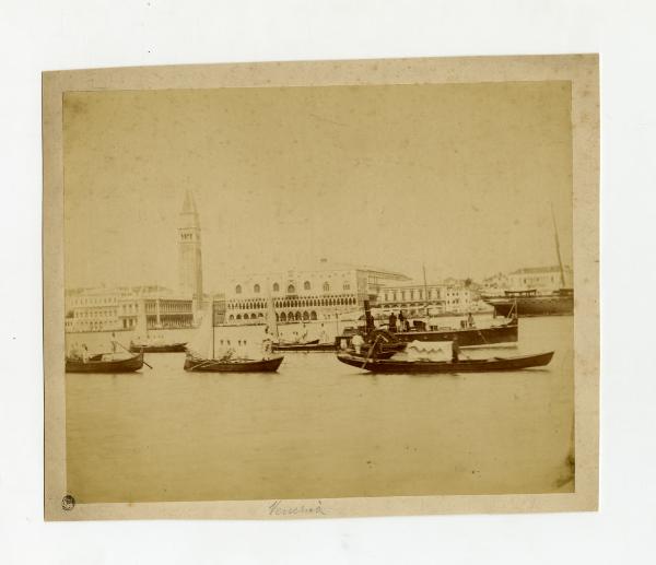 Venezia - Laguna - Battello a vapore "Pietro Paleocapa", gondole e altre imbarcazioni con uomini della Marina di fronte a Piazzetta San Marco