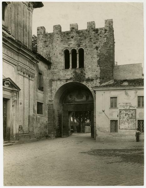 Rieti - Porta d'Arce - Fronte verso l'interno delle fortificazioni e scorcio della chiesa di San Leonardo e del Suffragio