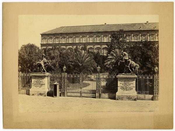 Napoli - Palazzo Reale - Cancellata e giardini