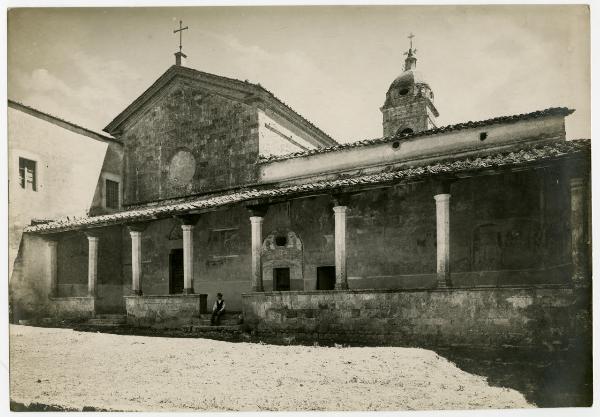 Siena - Eremo di Lecceto - Chiesa e portico colonnato con affreschi