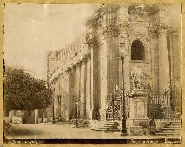 Siracusa - Duomo - Prospetto frontale e sinistro - Statua di San Pietro