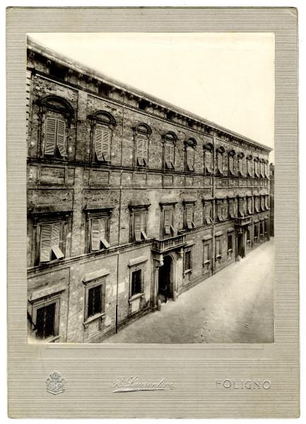 Foligno - Palazzo Regazzoni-Brunetti-Candiotti - Prospetto principale