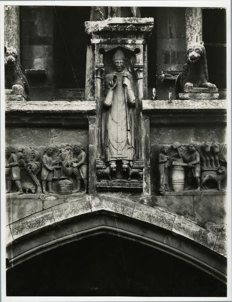 Bassorilievo - Pietra - Ciclo dei mesi e lastra tombale di un Vescovo - Primo decennio del XIII secolo - Cremona - Duomo o Cattedrale di Santa Maria Assunta - Protiro centrale