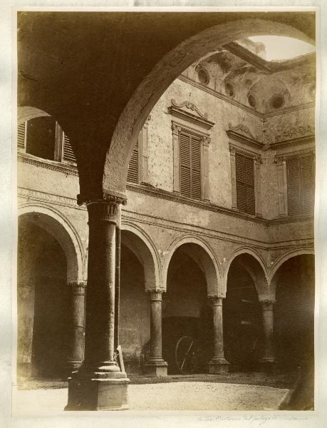 Como - Palazzo Rusca - Porticato e cortile interno