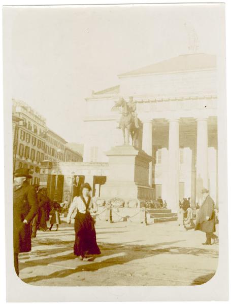 Veduta di Genova - Piazza De Ferrari con monumento a Garibaldi e il Teatro Carlo Felice