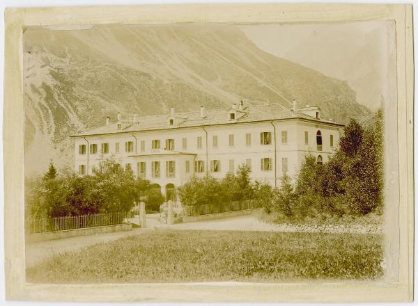 Veduta di Premadio di Bormio, edificio dei Bagni Vecchi Romani e Bagni Nuovi.