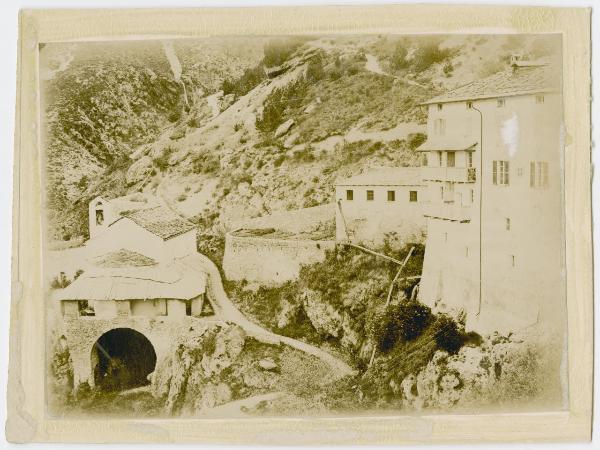 Veduta di Premadio di Bormio, veduta del paese con l'edificio dei Bagni Vecchi Romani e Bagni Nuovi.