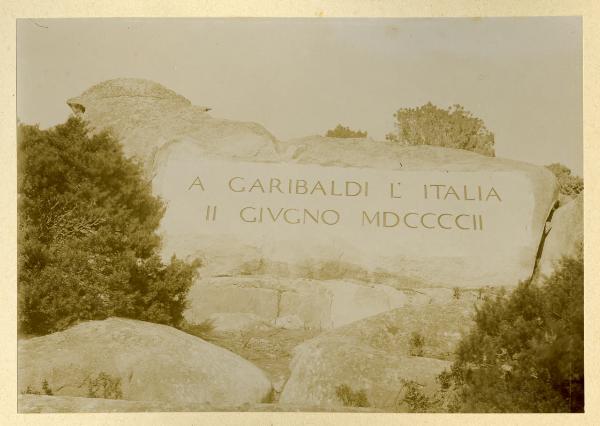 Caprera - Lapide commemorativa del IV pellegrinaggio alla tomba di Giuseppe Garibaldi