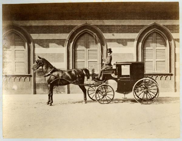 Carimate - Castello - Cortile - Carrozza con cavallo e cocchiere