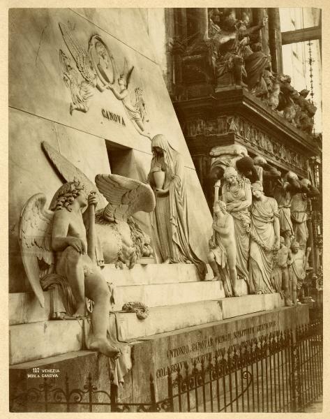 Gruppo scultoreo - Marmo - Monumento funebre a Canova - Venezia - Basilica di Santa Maria Gloriosa dei Frari