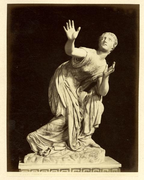 Scultura - Marmo - Figlia di Niobe piegata dal terrore, così detta Psiche - Firenze - Galleria degli Uffizi - Sala delle Niobe