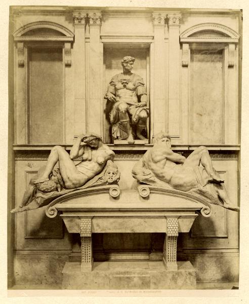 Gruppo scultoreo - Marmo - Tomba di Giuliano De' Medici Duca di Nemours - Allegorie della Notte e del Giorno - 1520-1534 - Michelangelo Buonarroti - Firenze - Basilica di San Lorenzo - Cappelle Medicee - Sacrestia Nuova