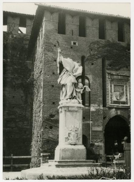 Milano - bombardamenti 1943 - Castello Sforzesco - cortile d'Armi