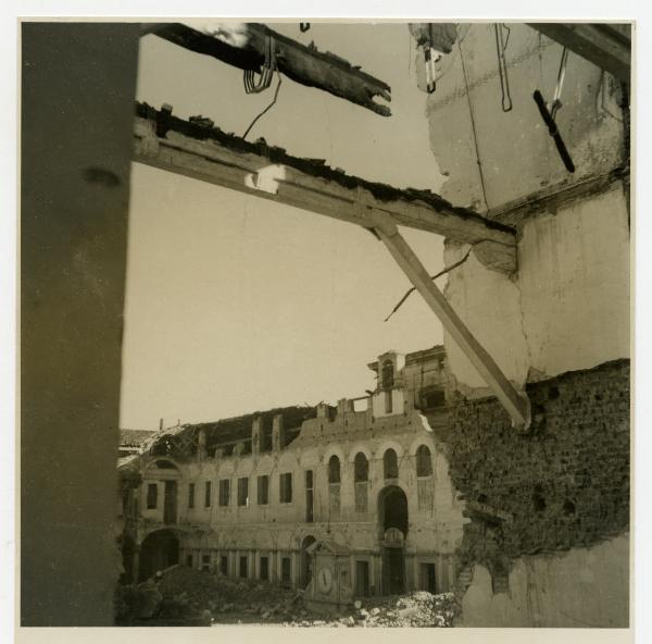 Milano - bombardamenti 1943 - Ca' Granda (ex Ospedale Maggiore) - lato chiesa dell'Annunciata