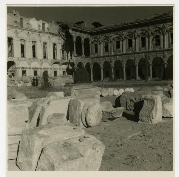 Milano - bombardamenti 1943 - Ca' Granda (ex Ospedale Maggiore) - cortile del Richini - iscrizioni di guerra "I" (idrante)