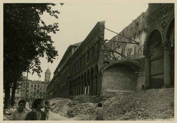 Milano - bombardamenti 1943 - via Francesco Sforza - Ca' Granda (ex Ospedale Maggiore) - iscrizioni di guerra "I" (idrante)
