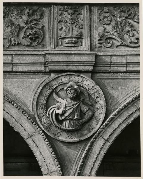 Milano - bombardamenti 1943 - Ca' Granda (ex Ospedale Maggiore) - Portico Amadeo - tondo con busto raffigurante il personaggio biblico Eliud